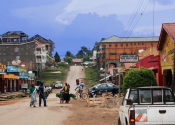 Police Man blocks access to Municipal road, demands authorities to fix the sorry state of roads.