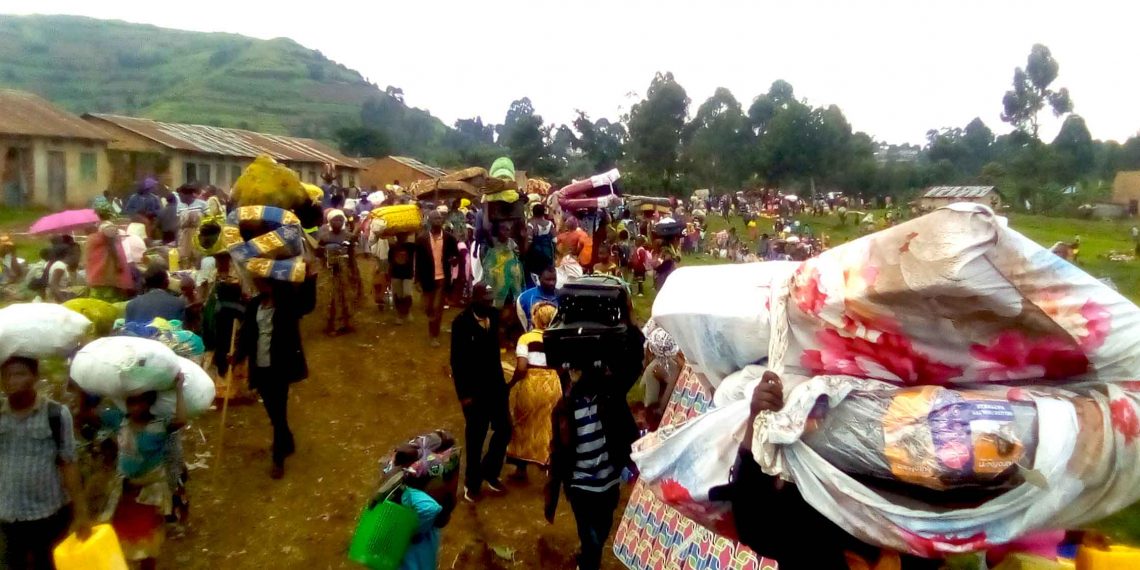 Congolese Refugees cross into Uganda via Bunagana with belongings