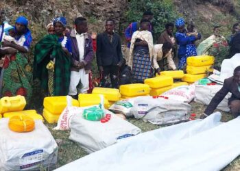 Batwa, Mudslide victims get food supplies to feed their Children.