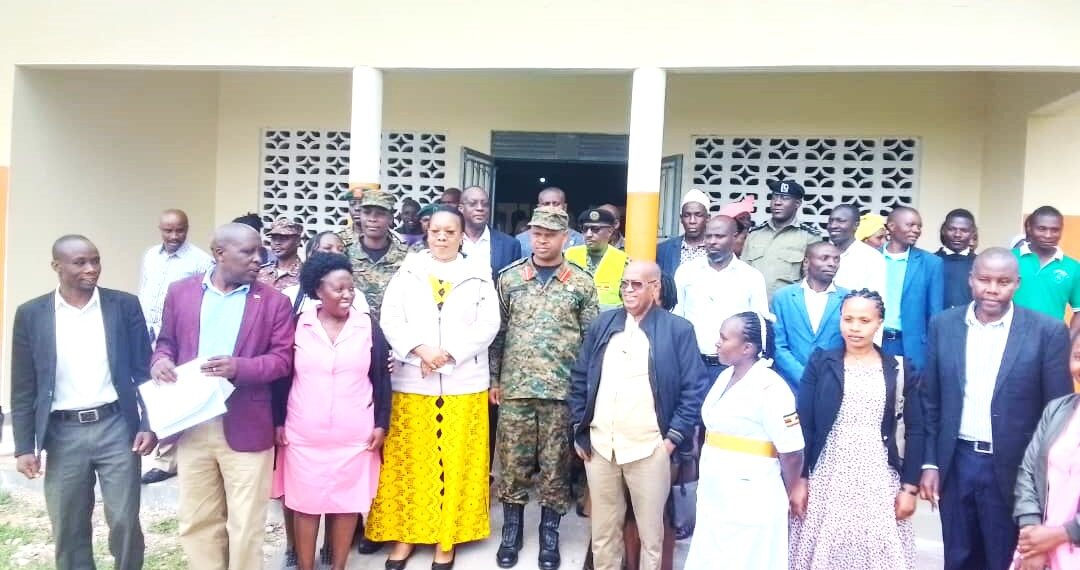 Minister Sarah Nyirabashitsi poses for a group photo with MPs, Local leaders and Bunagana Health Centre staff