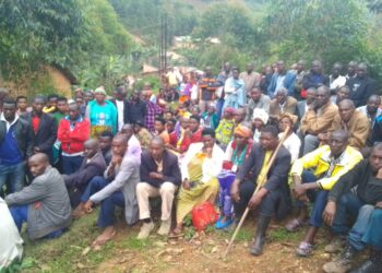 Kitojo wetland users listen to the team from Kisoro Environment Office on Tuesday. [Photo by Gerald Niyirinda]