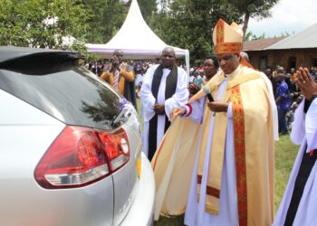 Bishop Mbitse hands over the Archdeacon vehicle to Ven Gad Nzabonimpa after his installation